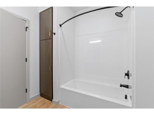 Building Photo - 21401 Dushane Pkwy