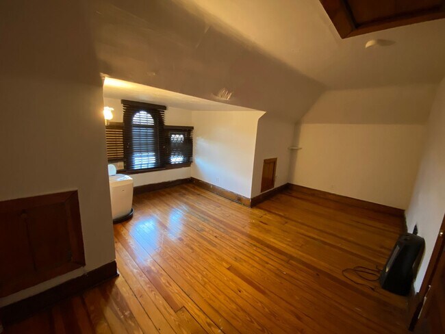 Building Photo - 249 E 16th Ave