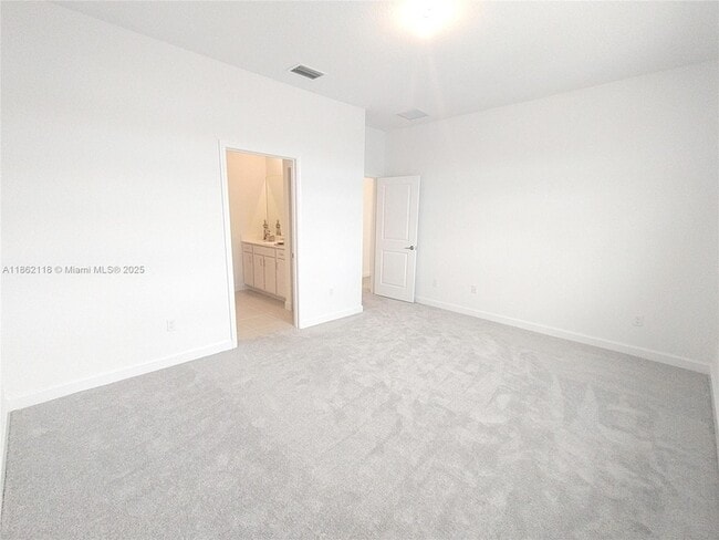 Building Photo - 390 SE Crossoak Ln