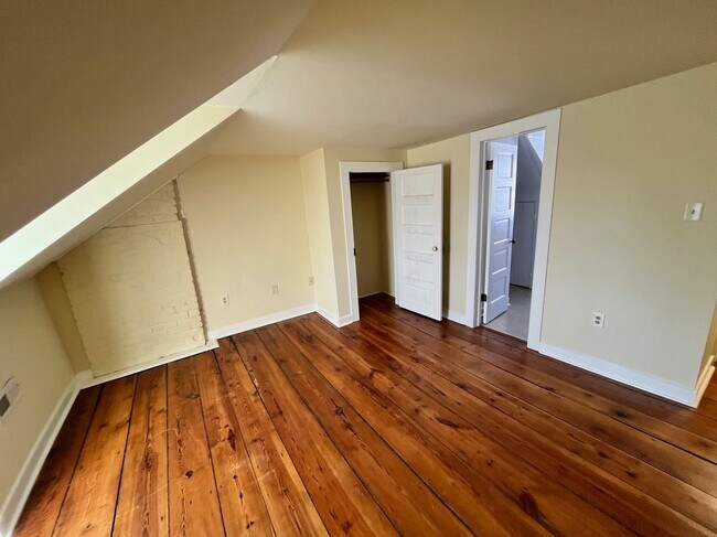 Building Photo - 610 Caroline St