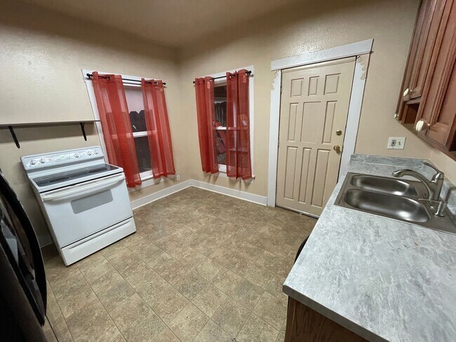 Building Photo - Stirling City Charmer-3 bed 1 bath, large ...