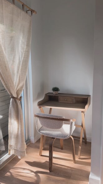 Building Photo - 634 Louisa St