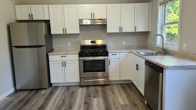 Building Photo - Beautiful Remodeled 2 bedroom Townhome