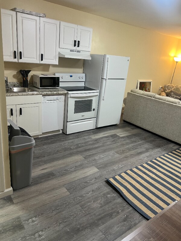 Building Photo - 2890 Parkwood Rd