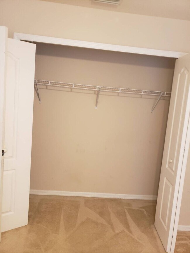 Building Photo - Pool Home 3 Bedroom 2 Bath close to shoppi...