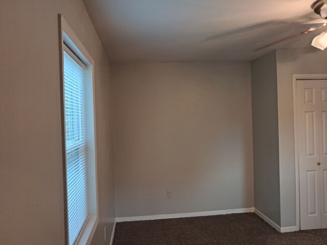 Building Photo - 1306 Leacrest Dr