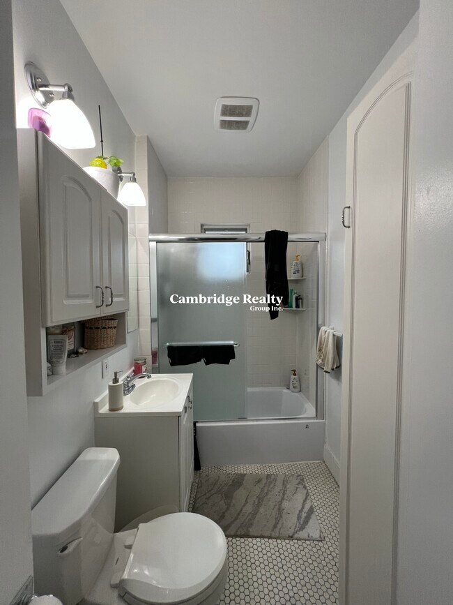 Building Photo - 204 Fellsway W