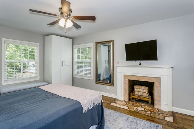 Building Photo - MOVE IN SPECIAL! Fully remodeled Crown Hei...