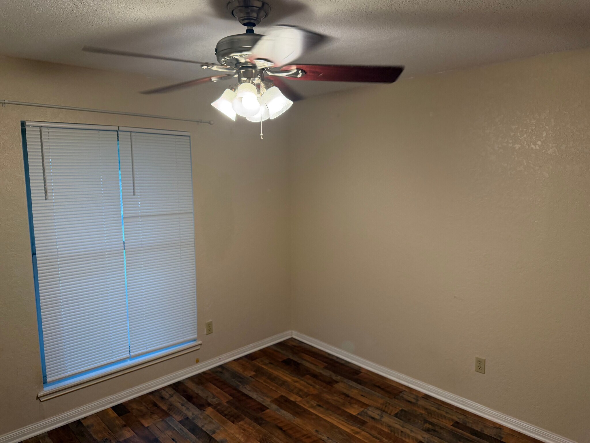 Building Photo - Room in House on Magic Hill Dr