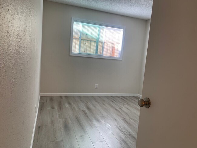 Building Photo - 5417 E Knoll Dr