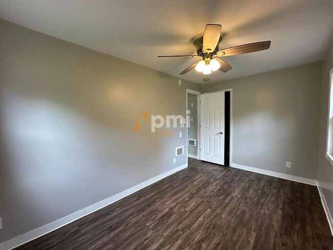 Building Photo - 5030 W Ridge Rd