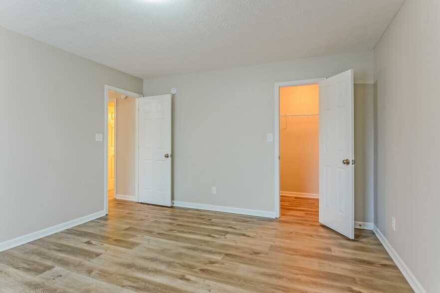 Building Photo - 914 Claiborne Ln