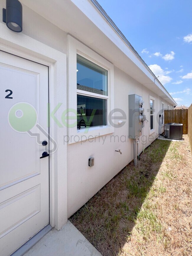 Building Photo - 913 N Woodson Ave