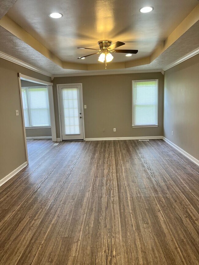 Building Photo - 3 Bedroom Home close to I24