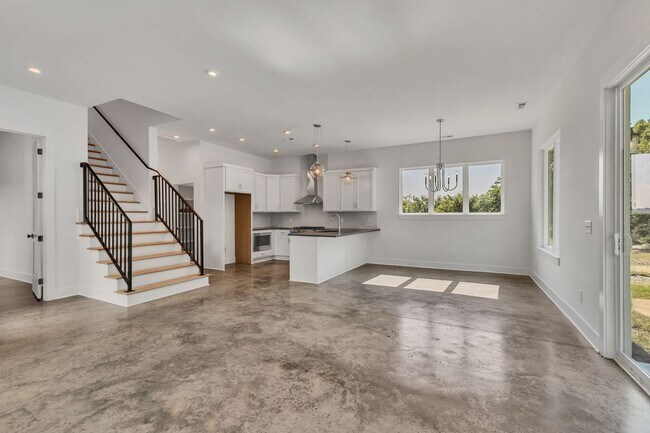 Building Photo - 5917 Robertson Ave