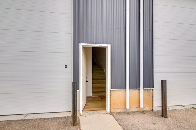 Building Photo - FC A4