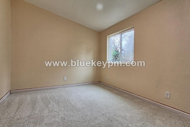 Building Photo - 2 Bed, 2 Bath Home with a Large Yard Near Glenfair Park