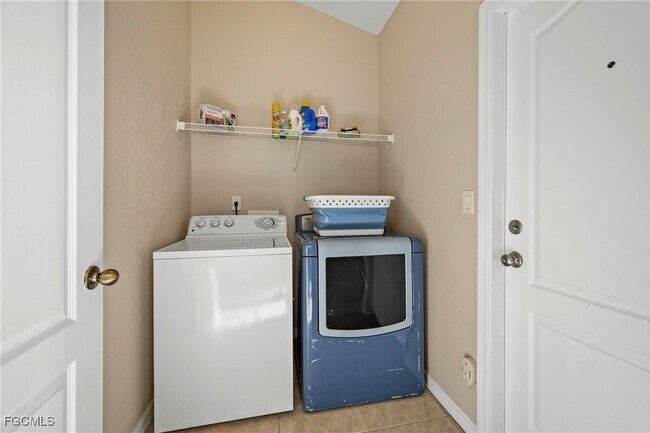 Building Photo - 1831 SE Van Loon Terrace