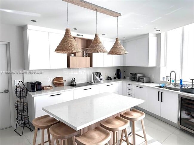 Building Photo - 15901 Collins Ave