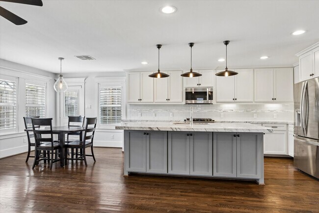 Building Photo - 1062 W 41st St