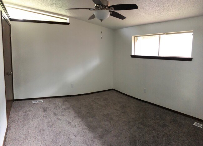 Building Photo - Large 3-Bedroom with Vaulted Ceilings