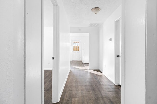 Building Photo - 3 bedroom 1 bathroom single family house!