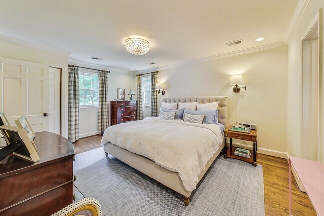 Building Photo - COMING SOON - Stunning 4 bed + 2 full & 2 1/2 bath Classic in NW DC