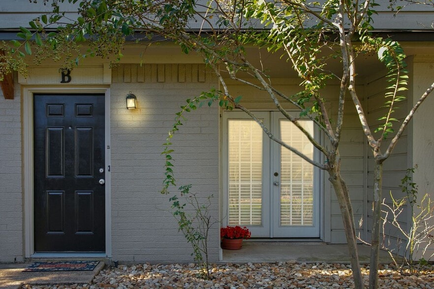 Building Photo - 1409 Airline Dr