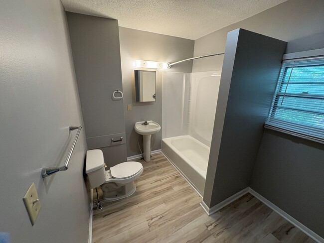 Building Photo - Charming 5-Bed Home Near Campus with Updat...