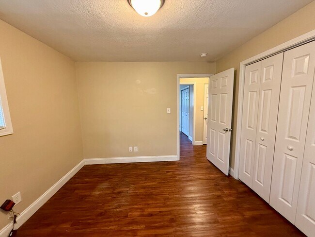 Building Photo - 2 Bedroom / 1 Bath Apt. - Johnson City