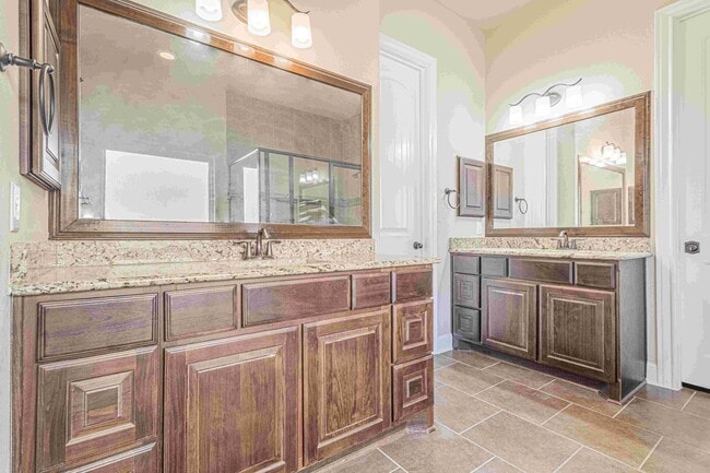 Building Photo - GORGEOUS 4 BED / 2 BATH HOUSE FOR RENT!