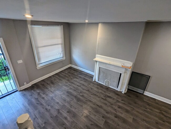 Building Photo - Large Carroll Park Home 3br/1.5ba w/ Washe...