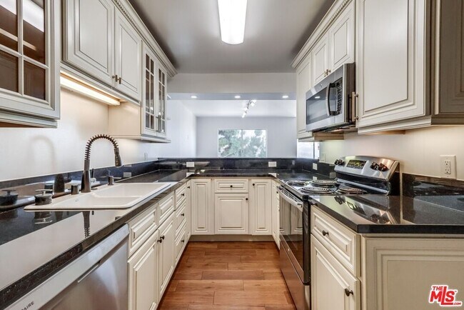Building Photo - 435 N Oakhurst Dr