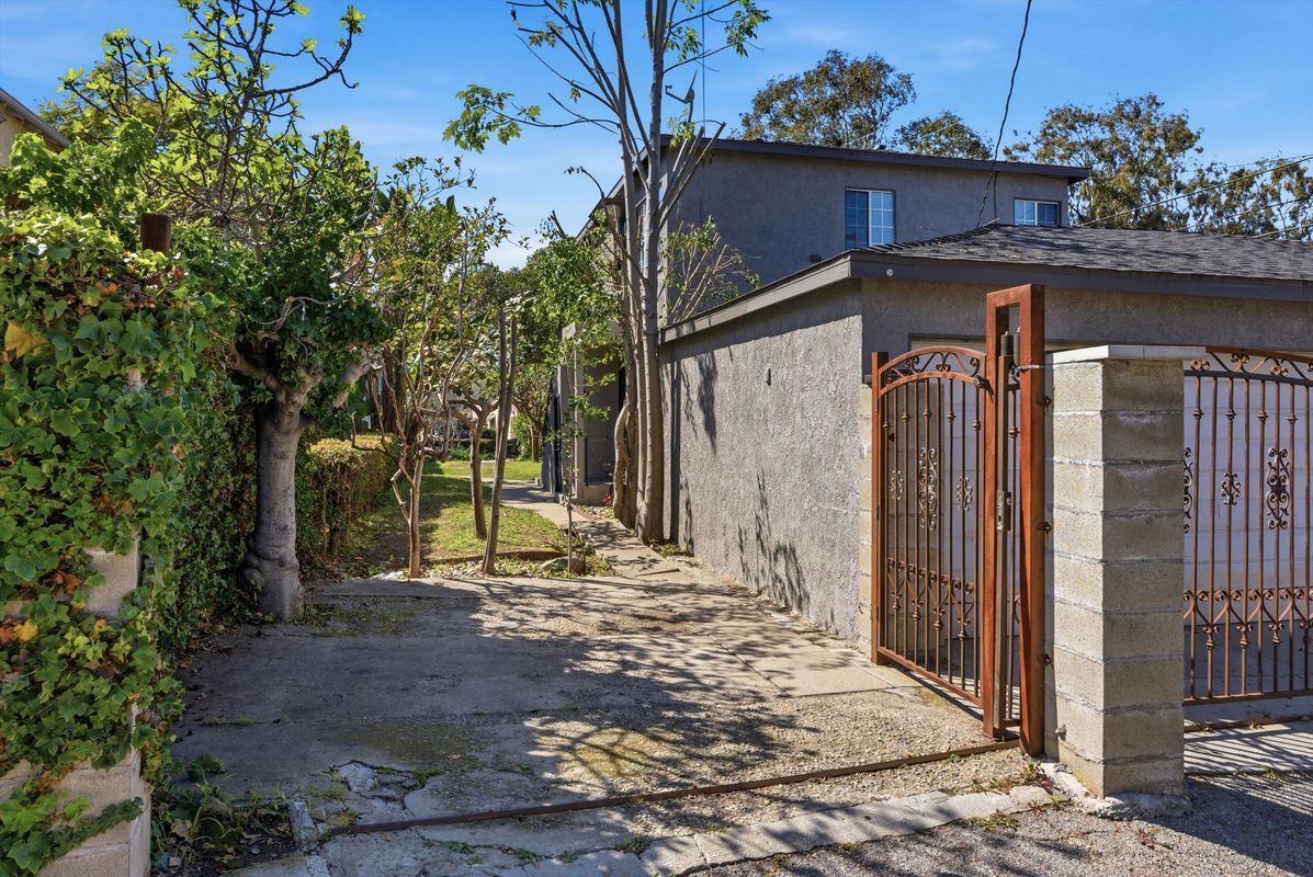 Building Photo - 2117 Stewart St