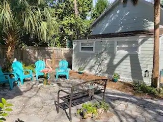 Large shared courtyard - 3050 York St S