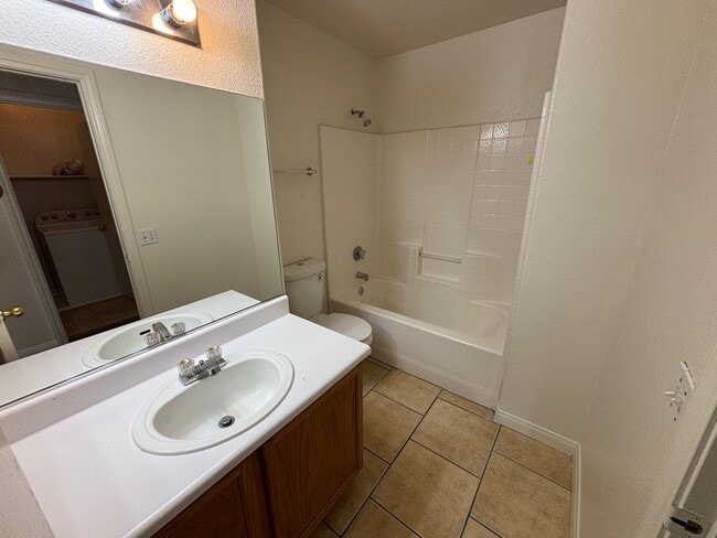 Building Photo - Beautiful 3Bed/3Bath Townhome w/ Garage lo...