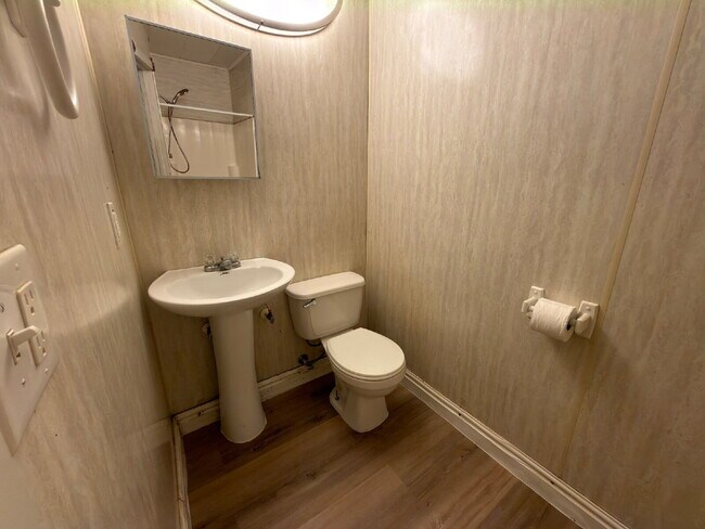 Building Photo - One Bed One Bath Efficiency Unit