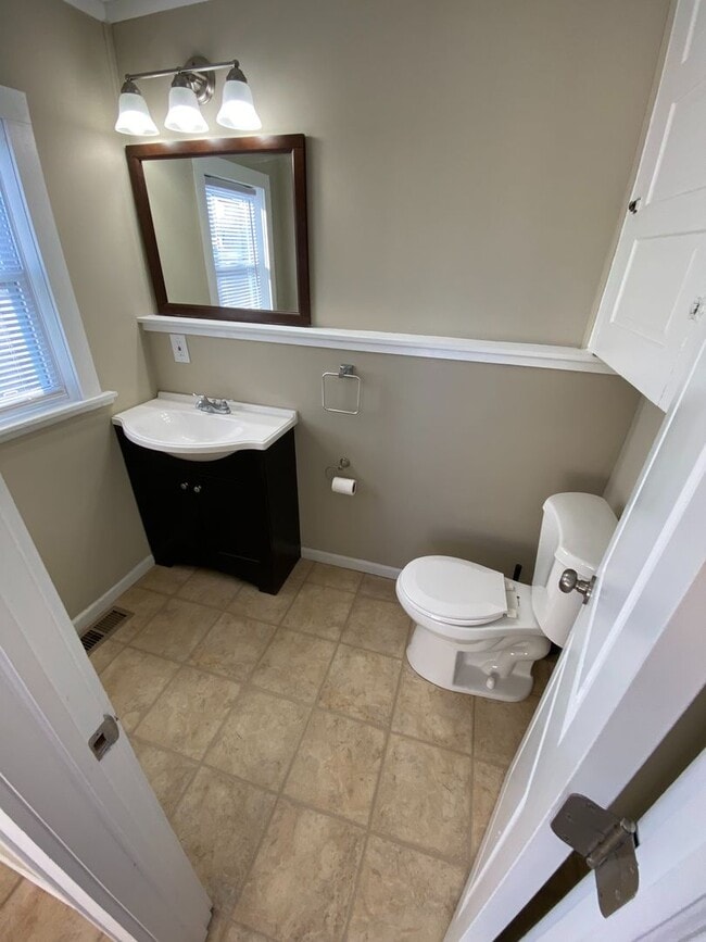 Building Photo - 3 Bedroom House - Grandview Area