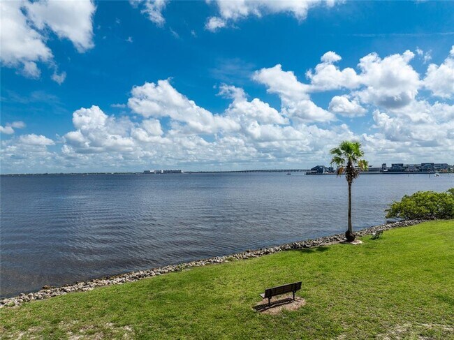 Building Photo - 1500 Park Beach Cir