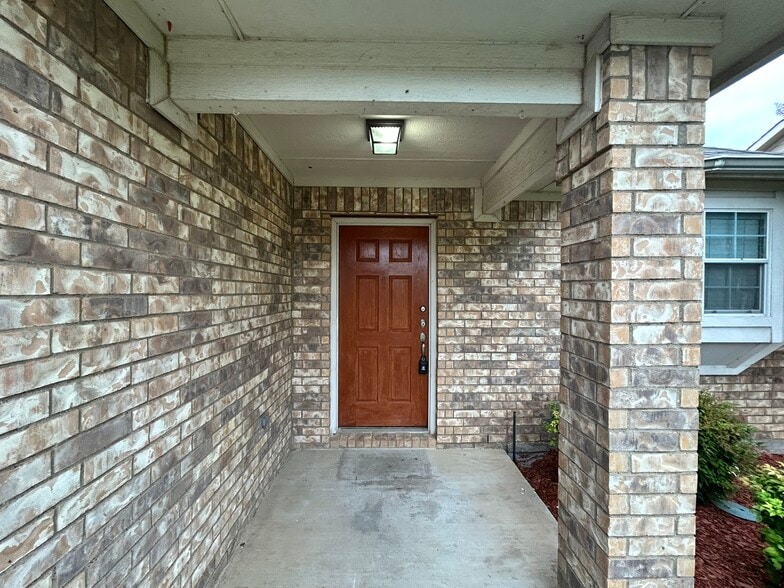 Building Photo - 10445 Hideaway Trl