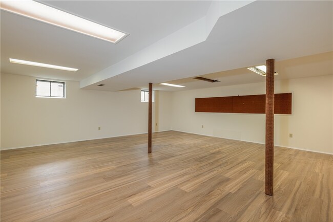 Building Photo - 75 Parkwood Ave