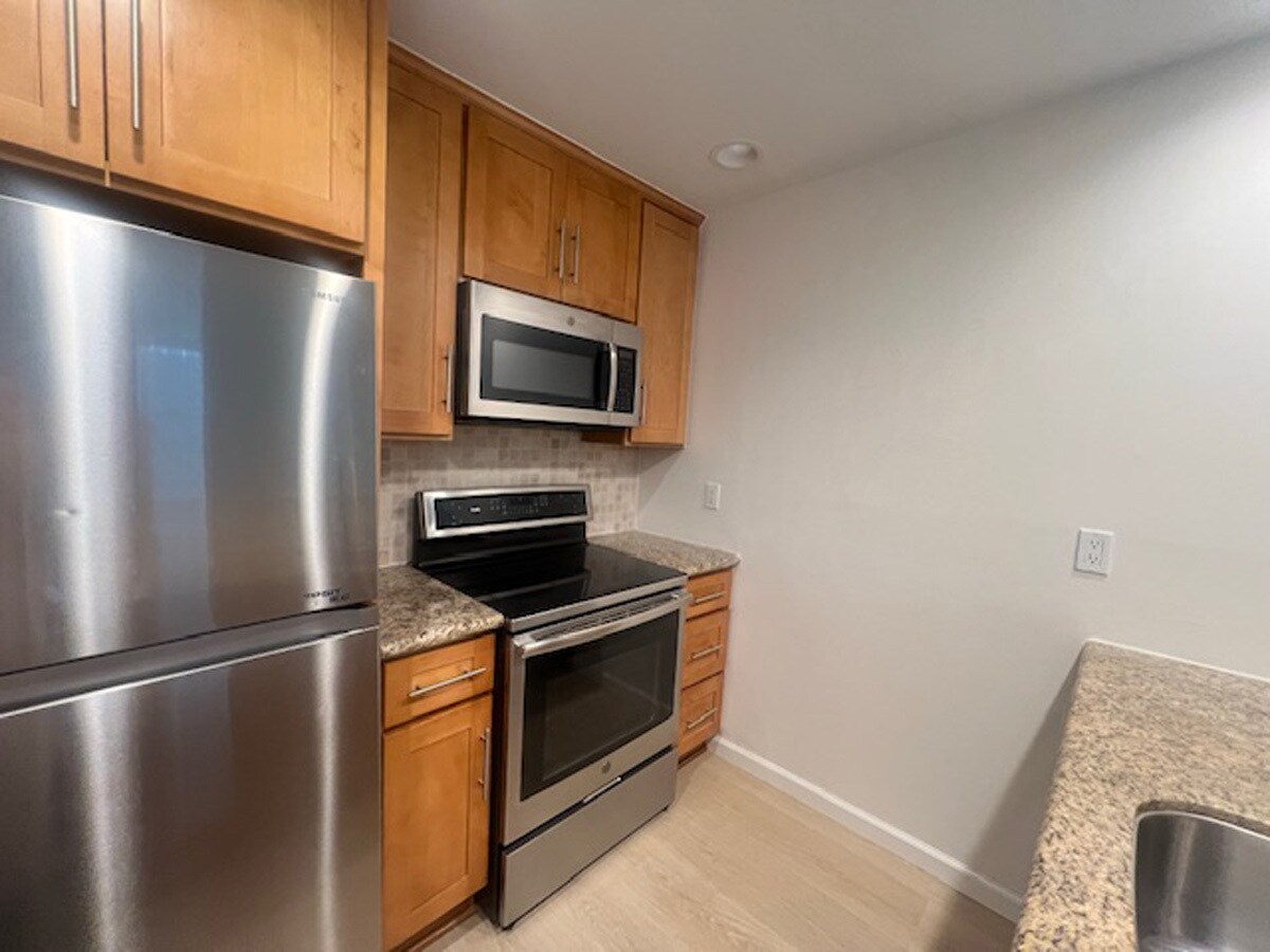 Building Photo - 811 York St