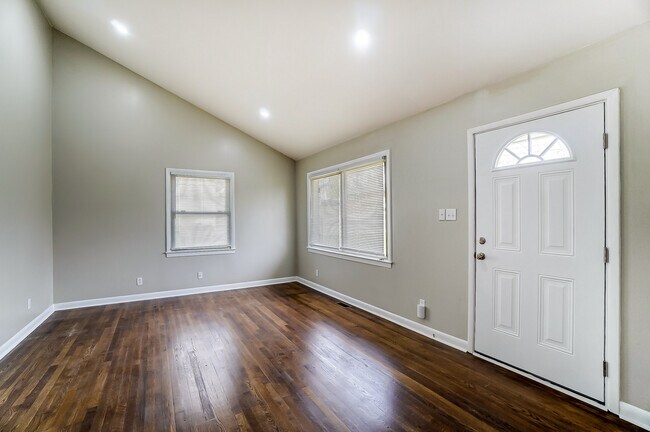 Building Photo - 717 Forest Dr