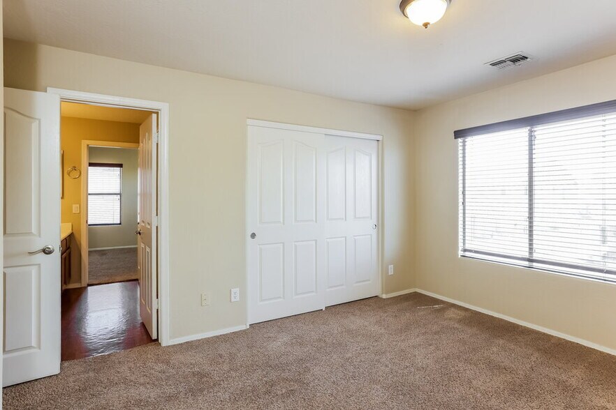 Building Photo - 7117 W Sophie Ln