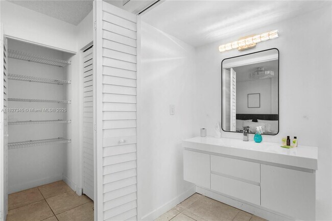 Building Photo - 9440 W Bay Harbor Dr