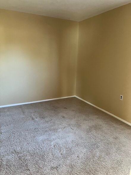 Dining area - 1025 N Main St