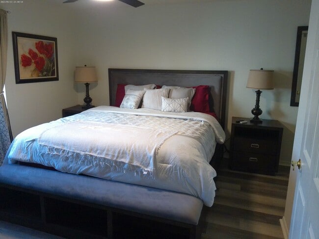 Building Photo - Beautifully designed short-term rental Or Long-Term offering comfort, style, and convenience