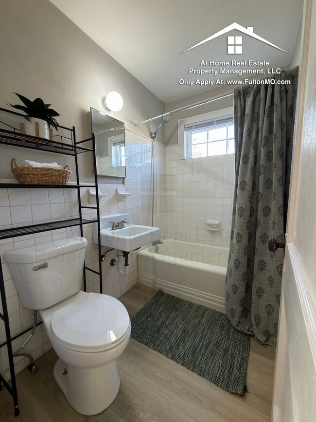 Building Photo - 715-709 W 7th St