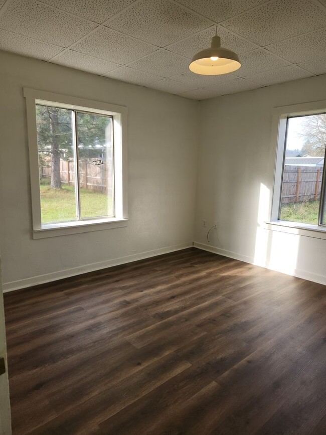 Building Photo - 3-bedroom 1 bath single family dwelling