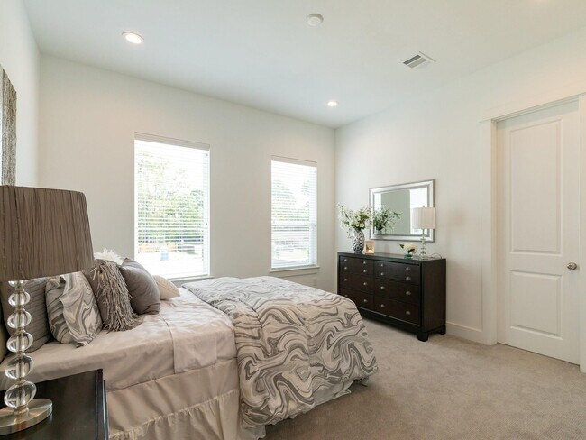 Building Photo - 720 W Donovan St